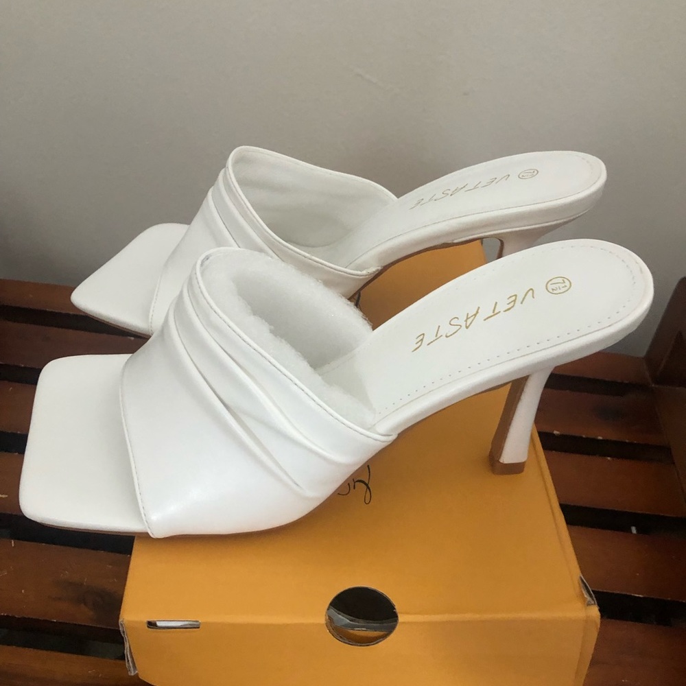 White heals- NEW never worn!